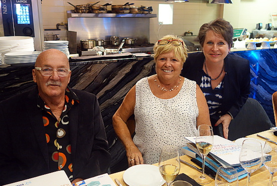 Jean-Pierre et Jeannette Chartrand de Voyages Jean-Pierre en compagnie de Gaby Dunn du service des groupes de Transat Tours Canada.