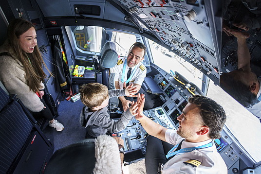 Des participants à la 12e édition d’Enfants en première à YUL Aéroport international Montréal-Trudeau (Groupe CNW/Aéroports de Montréal)