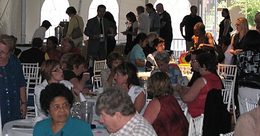 Des brochures et des brochettes au barbecue estival de Vacances Sunquest  Des brochures et des brochettes au barbecue estival de Vacances Sunquest