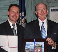 Le directeur général du Hyatt Regency, M. Patrick Cappa, et l'Ambassadeur des Etats-Unis au Canada, M. David H. Wilkins, ont inauguré ensemble le Festival