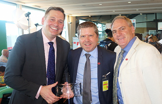 Craig Landry, président du Groupe voyages d'agrément d'Air Canada; François Choquette, directeur général des ventes spécialisées d'Air Canada et Guy Marchand, directeur des ventes de Vacances Air Canada.