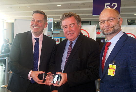 Craig Landry, président du Groupe voyages d'agrément d'Air Canada; James C. Cherry, PDG d'Aéroports de Montréal et David Lametti, secrétaire parlementaire de la ministre du Commerce international du Canada.