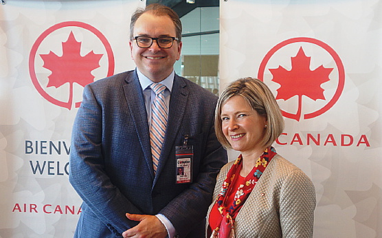 David Rheault, directeur Affaires gouvernementales et relations avec les collectivités d'Air Canada et Karen Acs du service des ventes d'Air Canada.