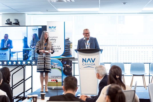 Rachelle Léger, Directrice, Intégration de la sécurité et performances humaines, NAV CANADA et Nicolas Jean, Manager, Area Control Centre Operations, NAV CANADA. (Groupe CNW/NAV CANADA)