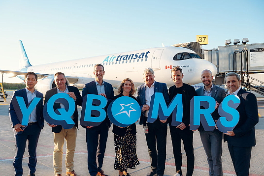 De gauche à droite : Sébastian Ponce, chef de la direction des revenus chez Transat, Vincent Caron, député de Portneuf et adjoint parlementaire de la ministre du Tourisme, Howard Liebman, vice-président des relations gouvernementales chez Transat, Camille Pauly, consule générale adjointe de France à Québec, Stéphane Poirier, Président et chef de la direction de YQB, Bruno Marchand, maire de la Ville de Québec, Frédéric Dubé, vice-président exécutif de l’Alliance de l’industrie touristique du Québec et Jean-François Simard, ministre de l’Emploi et ministre responsable de la région de la Capitale-Nationale.