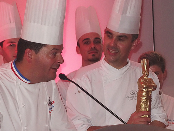 Le chef Chrisophe Muller remet un Bocuse d'or à Olivier Perret, chef du restaurant le Renoir à l'hôtel Sofitel de Montréal. Le chef Chrisophe Muller remet un Bocuse d'or à Olivier Perret, chef du restaurant le Renoir à l'hôtel Sofitel de Montréal.