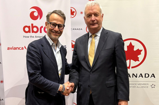 Adrian Neuhauser, PDG d'Abra Group (à gauche), et Michael Rousseau, président et chef de la direction d’Air Canada.