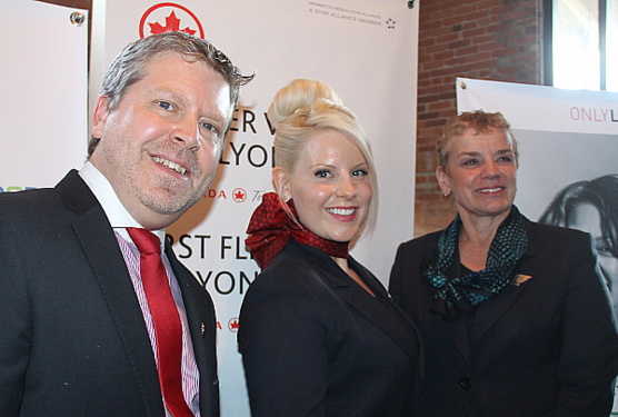 François Choquette, en compagnie de quelques membres d'équipage du vol inaugural.