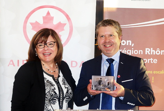 Christiane Beaulieu, vice-président affaires publiques d'ADM remt un cadeau à François Choquette, directeur ventes spécialisées et Québec d'Air Canada.