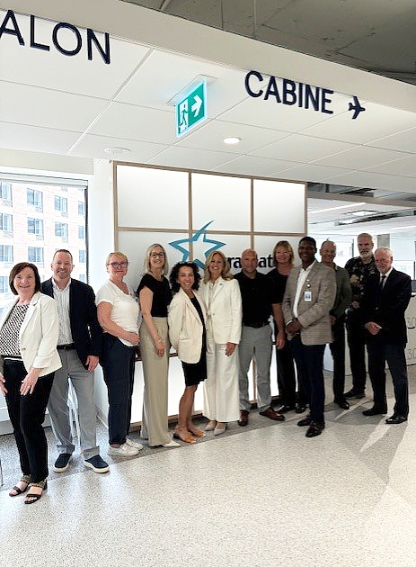 (De gauche à droite : Lyne Côté, Michael Johnson, Monica Johnstone, CTC, Julie Sareault et Renée Boisvert de Transat, Suzanne Acton-Gervais, Marco Pozzobon, Melanie Carter CTM, Kamal Dames, Gary Gaudry, Mark Greenwood et Peter Keyter. Absents de la photo : Brian Robertson, Rocky Racco, Zeina Gedeon, Heather Calvert et Serge Malaison)