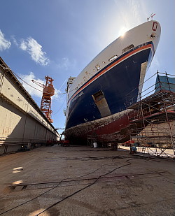 L' HANSÉATIc Spirit dans le quai flottant du chantier naval Lloyd à Bremerhaven, © Hapag-Lloyd Cruises