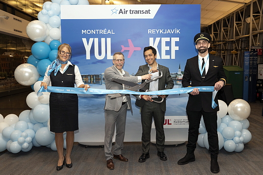 Karl Brochu, Vice-Président Exploitation et Développement aérien, ADM Aéroports de Montréal et Sebastian Ponce, Chef de la direction des revenus chez Transat, accompagné de deux membres d’équipage.