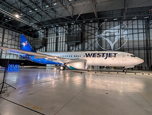 De la piste au coup de circuit : WestJet dévoile un avion co-marqué des Toronto Blue Jays
