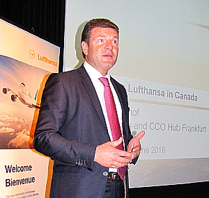 M.  Jens Bischof, vice-président des ventes de Lufthansa et chef commercial de sont hub de Francfort, est venu à Montréal pour souligner le 60e anniversaire de la première liaison des lignes aériennes allemandes au Canada. M.  Jens Bischof, vice-président des ventes de Lufthansa et chef commercial de sont hub de Francfort, est venu à Montréal pour souligner le 60e anniversaire de la première liaison des lignes aériennes allemandes au Canada.