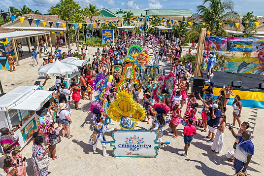 Les invités ont été accueillis par une performance Junkanoo inspirée par leur anniversaire à leur arrivée à Celebration Key