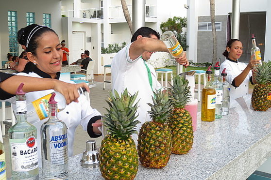 Mixologie tropicale dans un tout compris, au Riu Palace Aruba. Mixologie tropicale dans un tout compris, au Riu Palace Aruba.