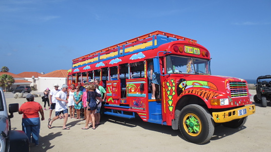 Le fameux party bus (nommé Kokoo Kukunuku) qui fait joyeusement et bruyamment le tour de l’île.