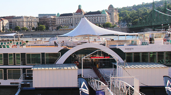 Le navire Amadeus Royal, de la compagnie Lüftner, en face de Budapest Le navire Amadeus Royal, de la compagnie Lüftner, en face de Budapest