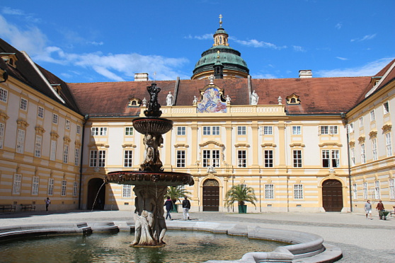 Melk est dominée par une abbaye bénédictine, en opération depuis 9 siècles