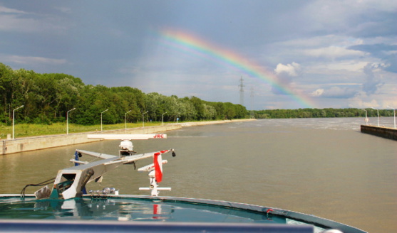Lors du parcours, entre Passau et Budapest, le navire franchit 11 écluses au total Lors du parcours, entre Passau et Budapest, le navire franchit 11 écluses au total