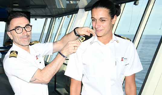 Le capitaine Francesco Bencivenga place les épaulettes sur Daniela Gargiulo