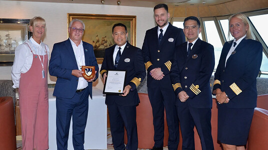 Sharon Coveney, directrice générale adjointe de MNWB ; Stuart Rivers, PDG de MNWB ; le capitaine Rommel Pineda ; Nikola Đurđić, capitaine d’état-major ; Alinson Anunciado, responsable de la sécurité ; et Lyndsey Milne, directrice de l’hôtel, à bord du Fred. Borealis de Olsen Cruise Lines.