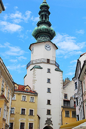 Bratislava : la rue et la tour Saint-Charles