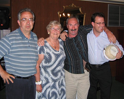 Henri Castillo, Jeannette Matthieu, Emmanuel Sapina et Éric Douay, tenant fièrement leur trophée.