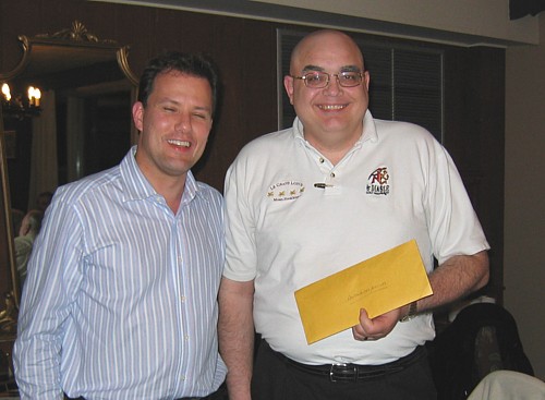 Éric Douay, président de Skal Montréal, et Michel Garnier, gagnant du grand prix de la soirée (une paire de billets offerte par Continental Airlines).