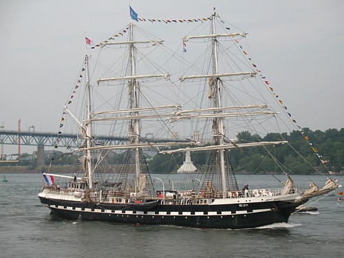 Le Belem fait son entrée dans le Vieux Port de Montréal