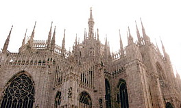 Un touriste rate la sortie et passe la nuit sur le toit de la cathédrale de Milan 