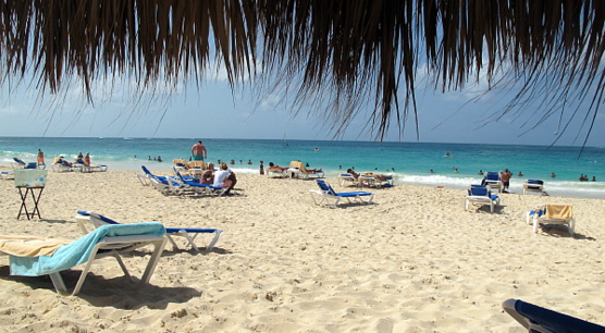 Vue de la plage, sous l’ombre de palapas – le paradis!