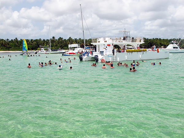 Tourisme de masse joyeux et bien assumé lors d’une excursion en catamaran hors du RIU República.