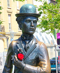 La statue de Chaplin trône sur les rives du lac, à Vevey.