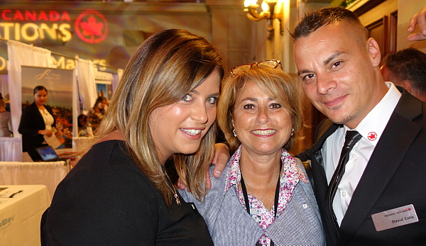 Veronica Di Ruocco et David Côté de VAC serrent de près leur bonne cliente Veronica Di Ruocco et David Côté de VAC serrent de près leur bonne cliente