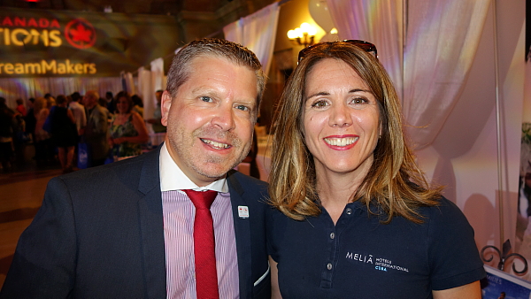 François Choquette directeur ventes spéciales d'Air Cana et Gina Mallamo de Melia Cuba François Choquette directeur ventes spéciales d'Air Cana et Gina Mallamo de Melia Cuba