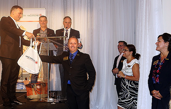 Guy Archambault de Sandals procède à la pige d'un des nombreux prix de présence Guy Archambault de Sandals procède à la pige d'un des nombreux prix de présence