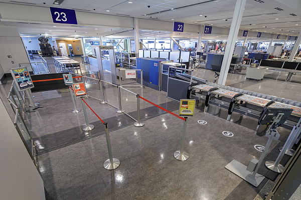 Vue d’ensemble de la voie ACSTA Plus à Montréal-Trudeau. (Groupe CNW/Administration canadienne de la sûreté du transport aérien (ACSTA) Vue d’ensemble de la voie ACSTA Plus à Montréal-Trudeau. (Groupe CNW/Administration canadienne de la sûreté du transport aérien (ACSTA)