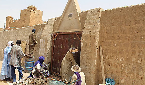 Réinstallation porte sacrée Sidi Yéhia © UNESCO / Clarisse Njikam