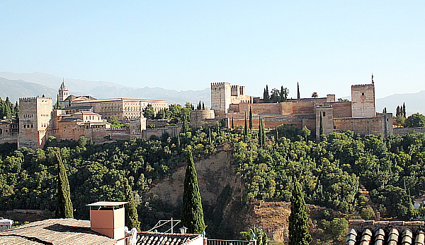 La vue sur l’Alhambra à partir de la place devant l’église San Nicolas.