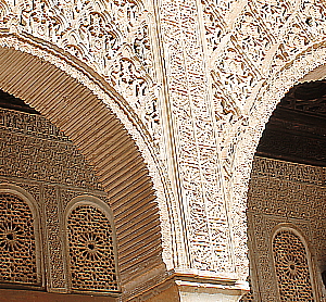 Un exemple de dentelle de pierre de l’Alhambra.