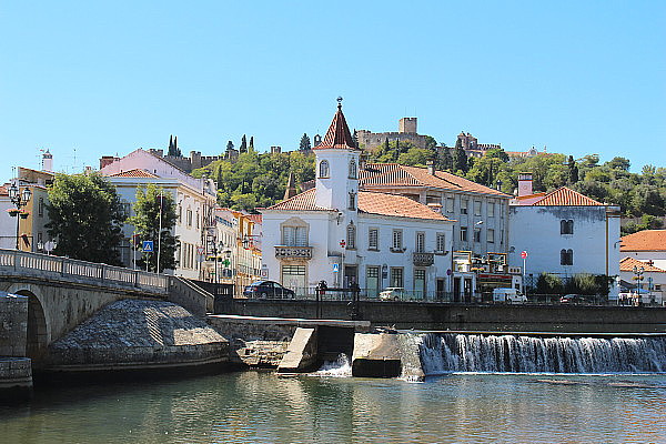 La ville de Tomar, dominée par son château-fort