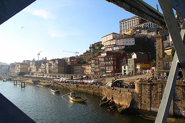 Porto, vue à travers le pont Dom Luis I