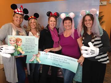 Cindy Charest, DSM de Walt Disney Parks & Resorts Canada, ici entourée de Clothilde Héroux, Diane Létourneau, Sylvie Demers & Julie Trudel de Club Voyages Bonsai. Cindy Charest, DSM de Walt Disney Parks & Resorts Canada, ici entourée de Clothilde Héroux, Diane Létourneau, Sylvie Demers & Julie Trudel de Club Voyages Bonsai.