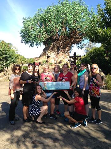 2ème rangée : Maria Trohatos, CV Dumoulin; Chantal Despins, Laurier du Vallon, Sophie Tremblay, CV 1001 Nuits; Kathrin Drew, CAA Brossard; Karoline Bellerive, Voyages Kamé; Farrah Viger, Aqua Terra Sherbrooke; Sophie Galiana, CV Tourbec-Lapointe; Josée Perron, GVQ; En avant : Cindy Charest, DSM de Walt Disney Parks & Resorts Canada et Karine Hins de Voyages 123 Go. 2ème rangée : Maria Trohatos, CV Dumoulin; Chantal Despins, Laurier du Vallon, Sophie Tremblay, CV 1001 Nuits; Kathrin Drew, CAA Brossard; Karoline Bellerive, Voyages Kamé; Farrah Viger, Aqua Terra Sherbrooke; Sophie Galiana, CV Tourbec-Lapointe; Josée Perron, GVQ; En avant : Cindy Charest, DSM de Walt Disney Parks & Resorts Canada et Karine Hins de Voyages 123 Go.