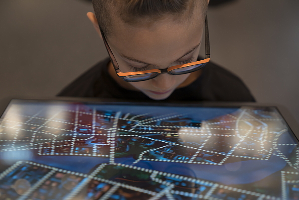 Une installation Air Transat signée Moment Factory à l'aéroport Montréal-Trudeau Une installation Air Transat signée Moment Factory à l'aéroport Montréal-Trudeau
