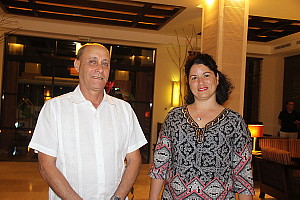 Frank Pais Oltuski Rodriguez, vice-président du marketing pour le groupe Gaviota, en compagnie de son attachée de presse.