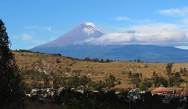 Dès qu'on quitte Puebla, on commence à apercevoir le volcan Popocatepetl