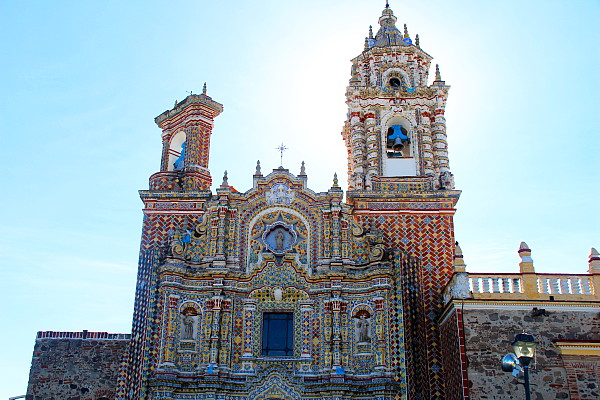 L'église San Francisco Acatepec, avec sa façade de céramiques