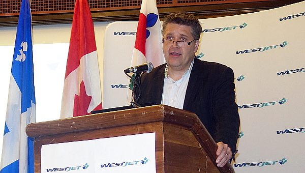Bob Cummings, vice-président directeur, activités commerciales de WestJet. Bob Cummings, vice-président directeur, activités commerciales de WestJet.